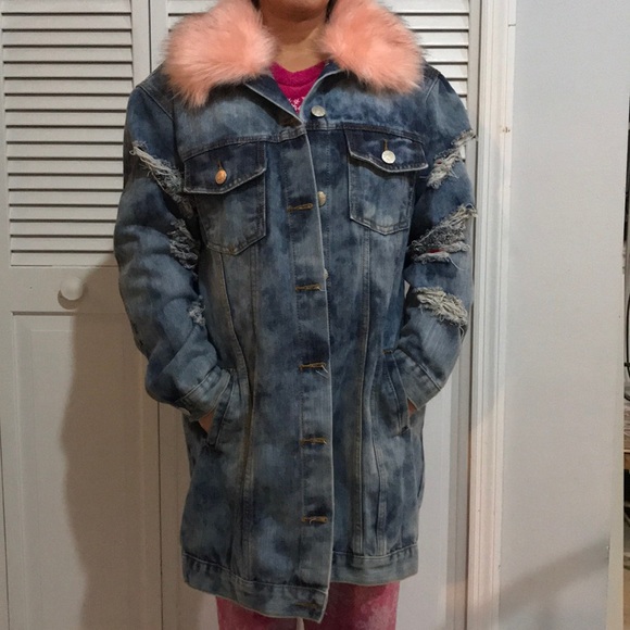 Jackets & Blazers - Women’s long Distressed denim jacket w/ fur Sz M